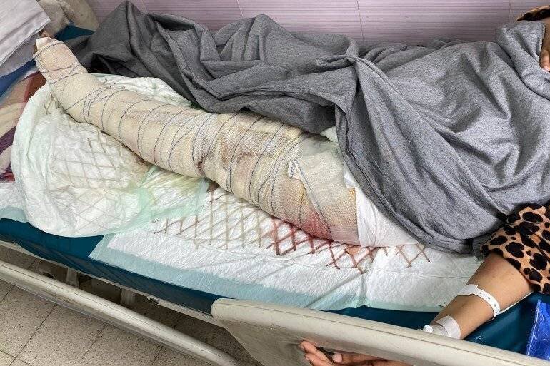 Une blessée attend l'ouverture du passage de Rafah pour voyager afin de recevoir des soins.