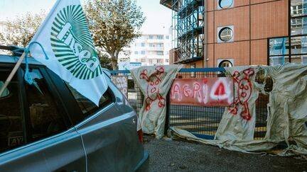 Un site de l'OFB dégradé par des agriculteurs à Toulouse, novembre 2024. (PAT BATARD / Hans Lucas)