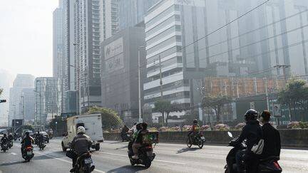 Des automobilistes circulent dans les rues de Bangkok, en Thaïlande, le 22 janvier 2025. (ANUSAK LAOWILAS / NURPHOTO / AFP)