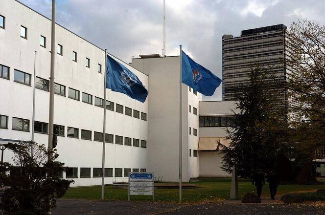 Une vue de l’ancien Bundeshaus et du Langer Eugen, bâtiment qui accueillait des bureaux du Parlement, à Bonn, le 5 novembre 2004.