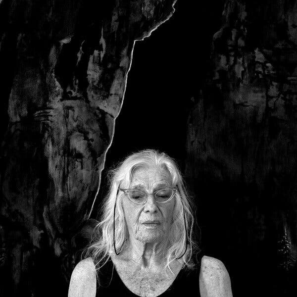 Jo Baer en 2020, devant une de ses œuvres.