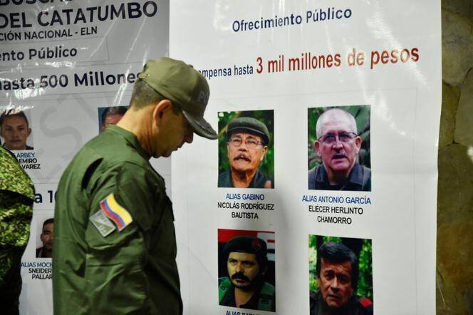 Un soldat colombien se tient à côté d’un panneau montrant les membres les plus recherchés de l’ELN, à Cucuta, en Colombie, vendredi 24 janvier 2025.