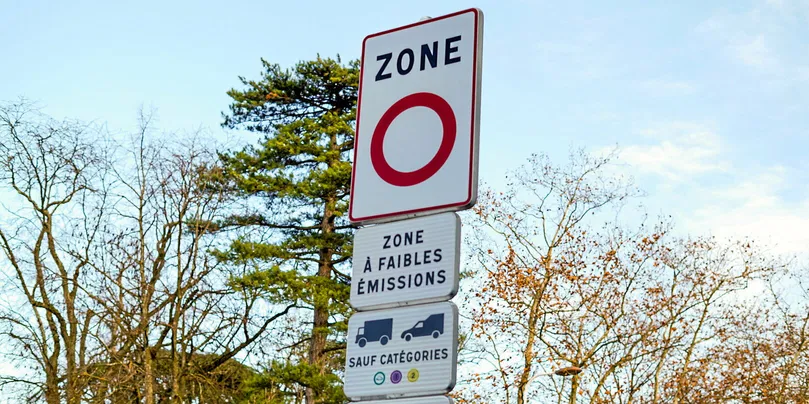 À Lyon, un panneau indique l'entrée dans la zone à faibles émissions. À Montpellier, pas de panneau, pas de sanction.