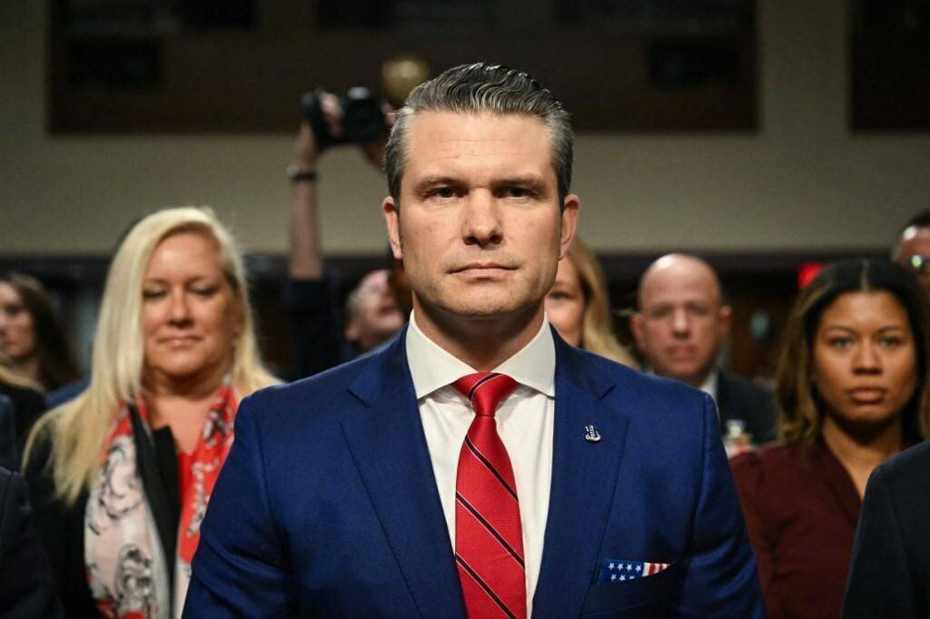 Pete Hegseth lors de son audition au Sénat, 2025, Washington DC, en bleu et rouge.