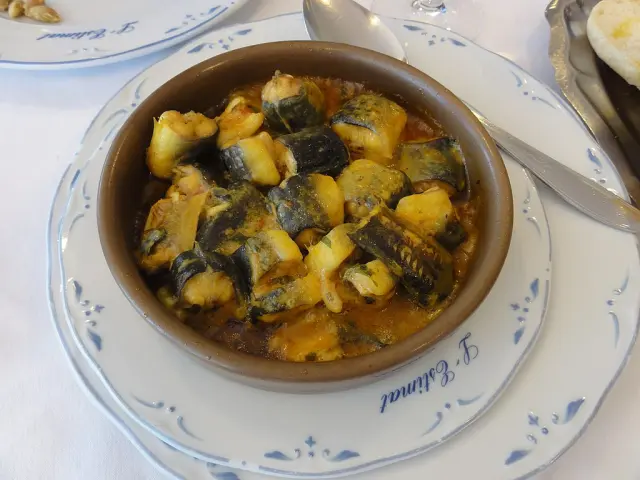Un plat de anguille guisada.