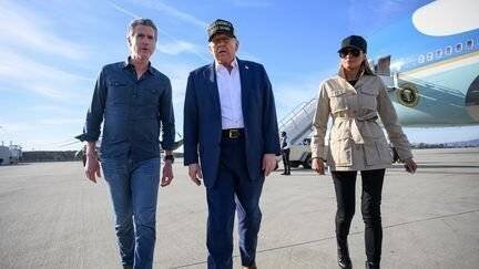 Le couple Trump à son arrivée à Los Angeles, en compagnie du gouverneur de Californie Gavin Newsom, le 24 janvier 2025 (MANDEL NGAN / AFP)