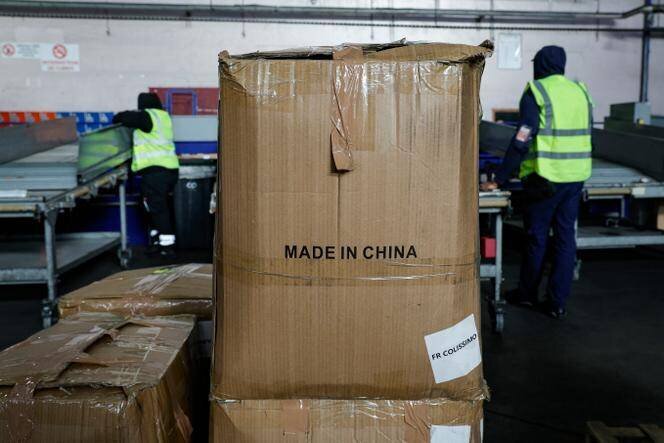 Dans un entrepôt de l’aéroport de Paris-Charles-de-Gaulle, le 20 décembre 2024.