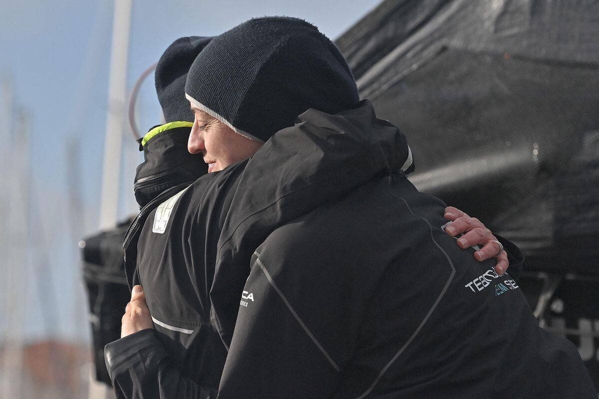 La skippeuse suisse Justine Mettraux étreint un proche après avoir terminé huitième lors de la dixième édition du Vendée Globe.