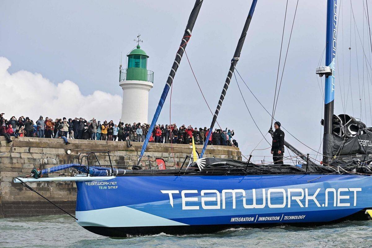 Justine Mettraux sur le pont du monocoque Imoca Teamwork, entrant dans le canal aux Sables-d’Olonne.