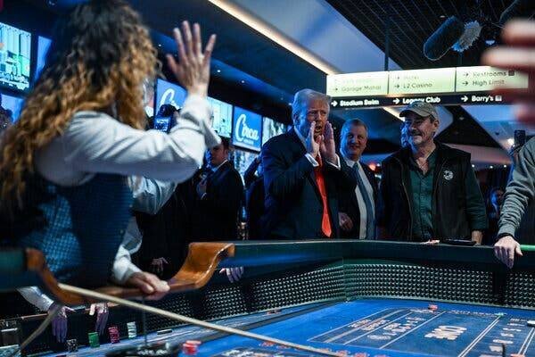 Donald Trump au casino de Las Vegas, saluant la foule.