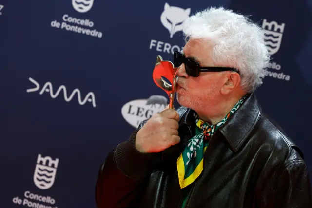 Pedro Almodóvar avec le prix Feroz pour 'La habitación de al lado'