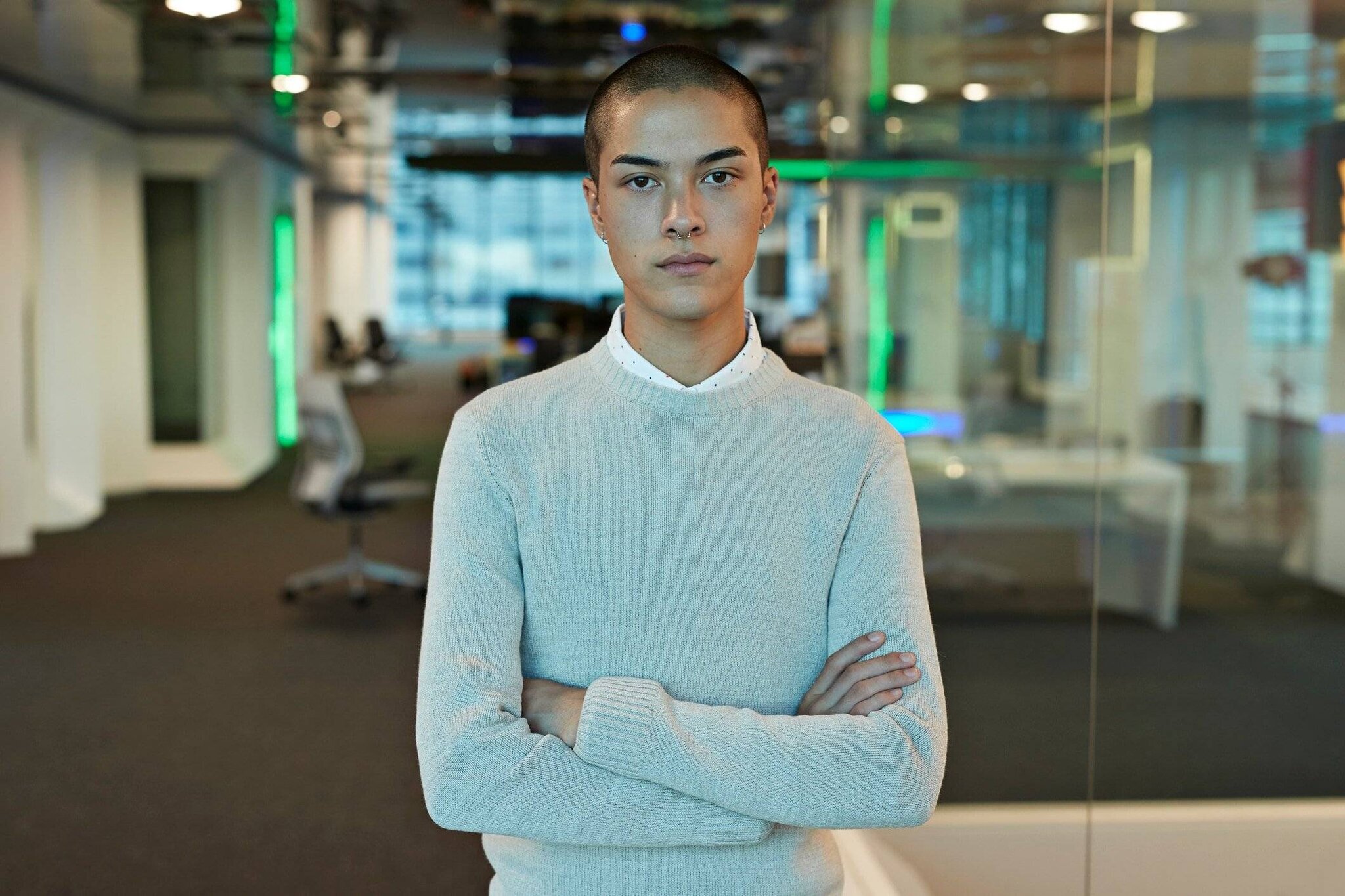 Un jeune homme d'affaires dans un bureau moderne d'une entreprise technologique.