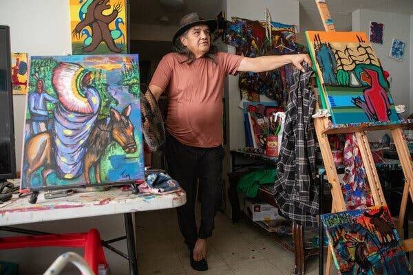 Tim Tait, un artiste autochtone, dans son appartement à Thunder Bay.