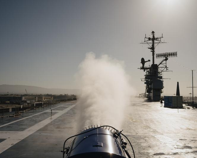Machine à pulvériser sur le pont d’envol du Hornet, Californie