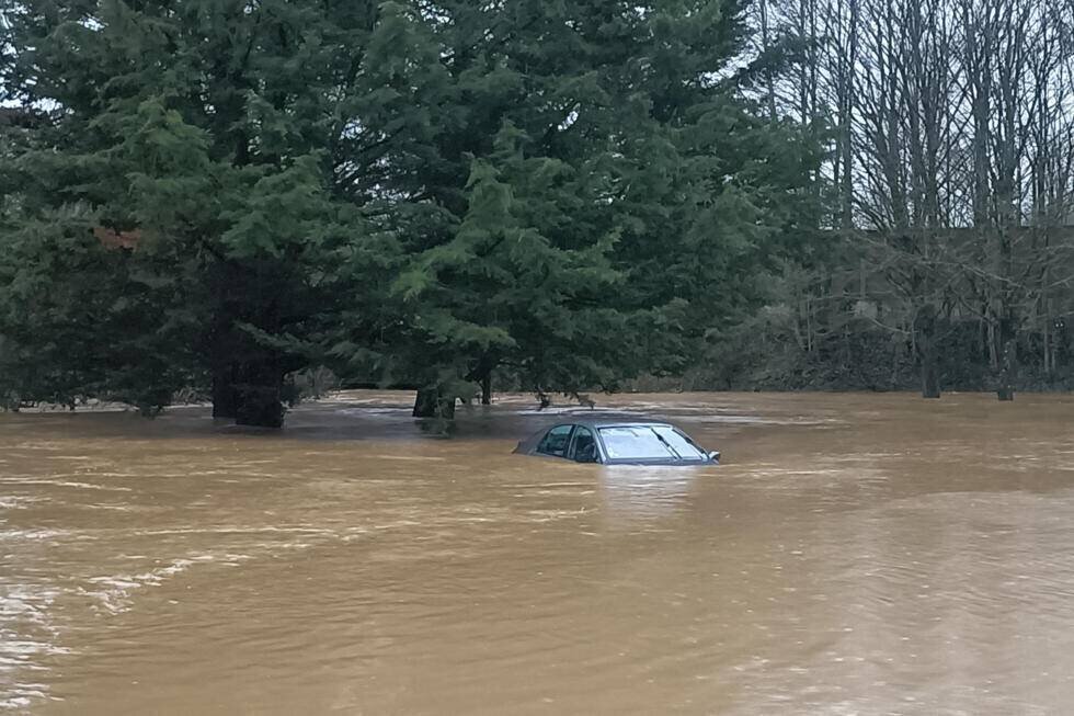 Une voiture sous les eaux après une montée du niveau de la Flûme à Pace, en Ille-et-Vilaine, samedi 25 janvier 2025.