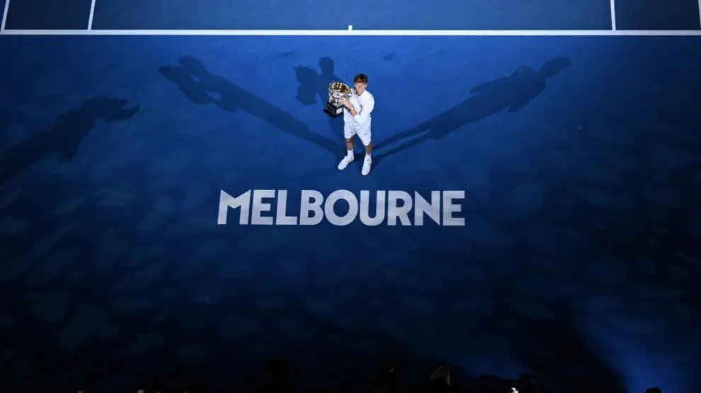 Jannik Sinner avec le titre de champion de l'Open d'Australie