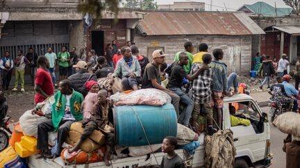 Des habitants fuient Kibati, où les combats se sont intensifiés, en direction de la ville de Goma, le 26 janvier 2025. (JOSPIN MWISHA / AFP)