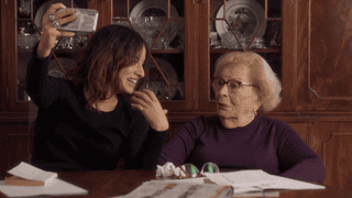 Capture d’écran du film Trop d’Amour, avec Frankie et sa grand-mère Julia Wallach. Copyright UFO Distribution