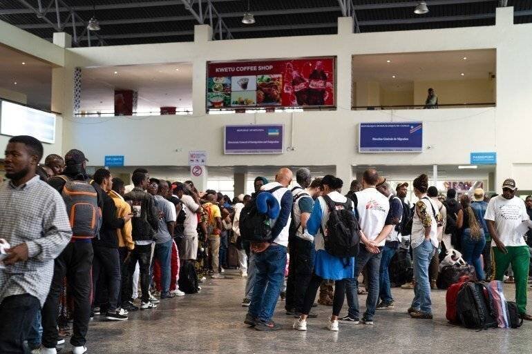 Réfugiés congolais attendant d'entrer au Rwanda