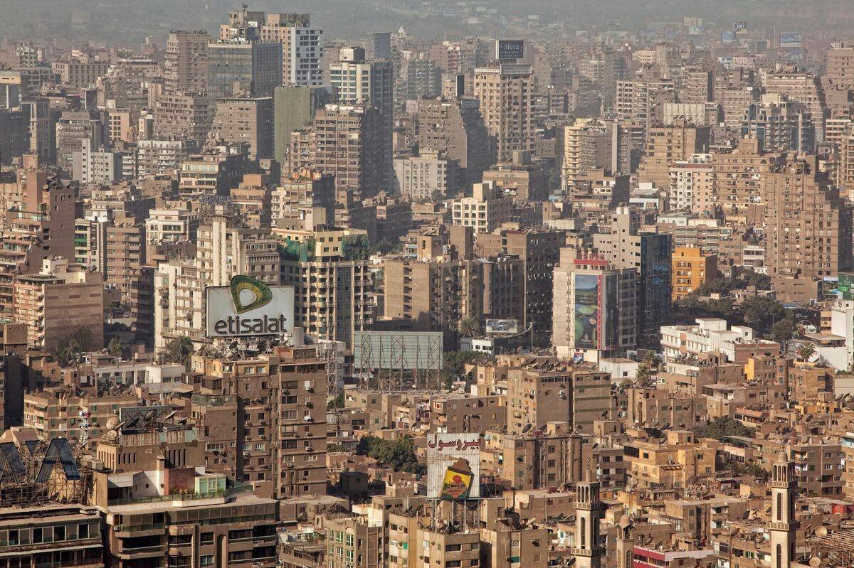 Vue de la ville du Caire, Égypte, avec des gratte-ciels et des panneaux publicitaires.