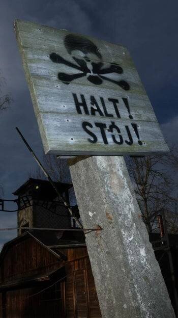 Un panneau avec la légende « Stop ! » à l'entrée du camp d'Auschwitz