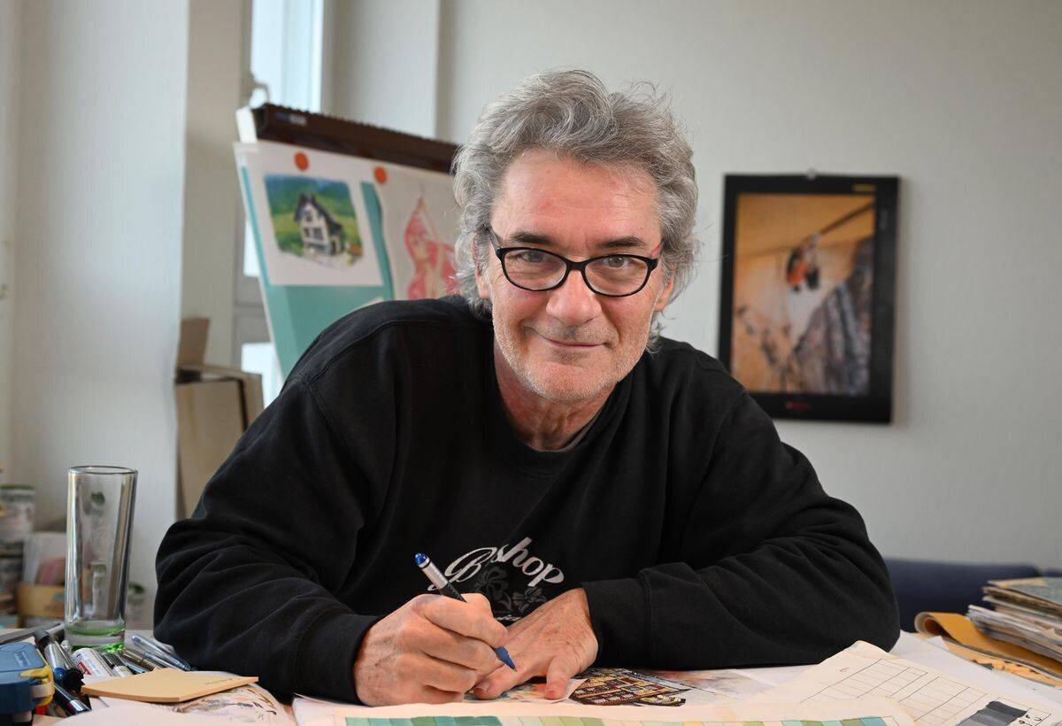 Künstler Stephan Kuhn in seinem Atelier beim Urban Sketching, Foto von Madeleine Schoder.