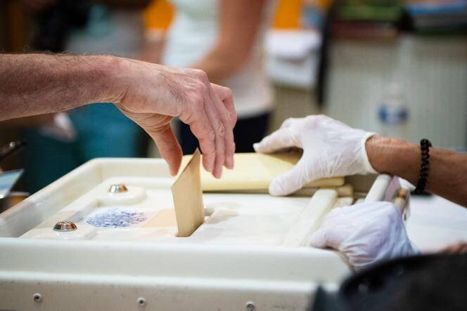 Bureau de vote, lors du second tour des élections municipales, à Marseille, le 28 juin 2020.