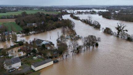 Une vue aérienne montre des maisons inondées après la crue de la rivière Vilaine, à Guipry-Messac (Ille-et-Vilaine), le 27 janvier 2025. (DAMIEN MEYER / AFP)