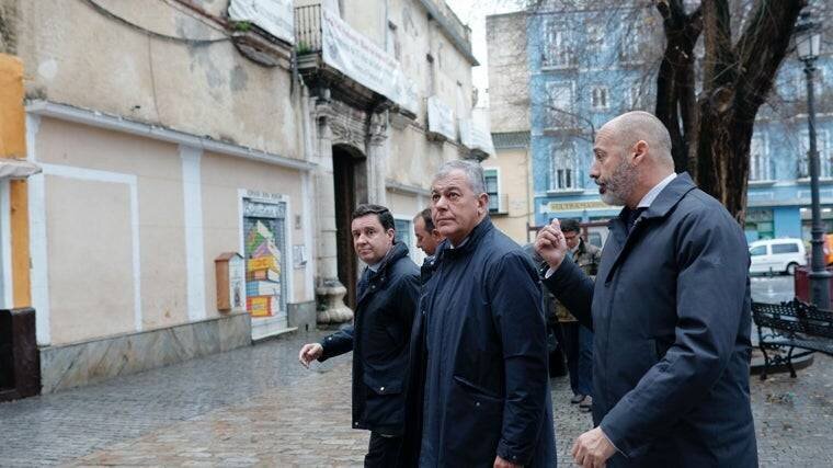Le maire arrivant au Pumarejo pour la présentation des travaux