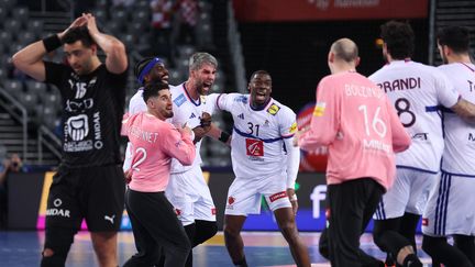 Luka Karabatic fête son but victorieux contre l'Egypte, mardi 28 janvier 2025, en quarts de finale du Mondial de hand à Zagreb (Croatie). (DAMIR SENCAR / AFP)