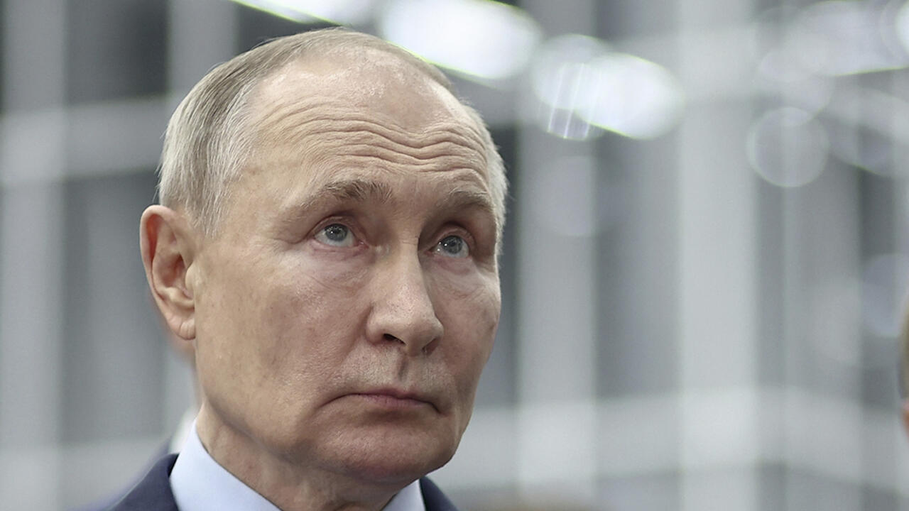 Le président russe Vladimir Poutine visite un centre de recherche et de production de drones à Samara, le 28 janvier 2025.