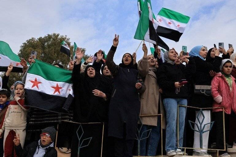 Célébration après le départ de Bashar al-Assad