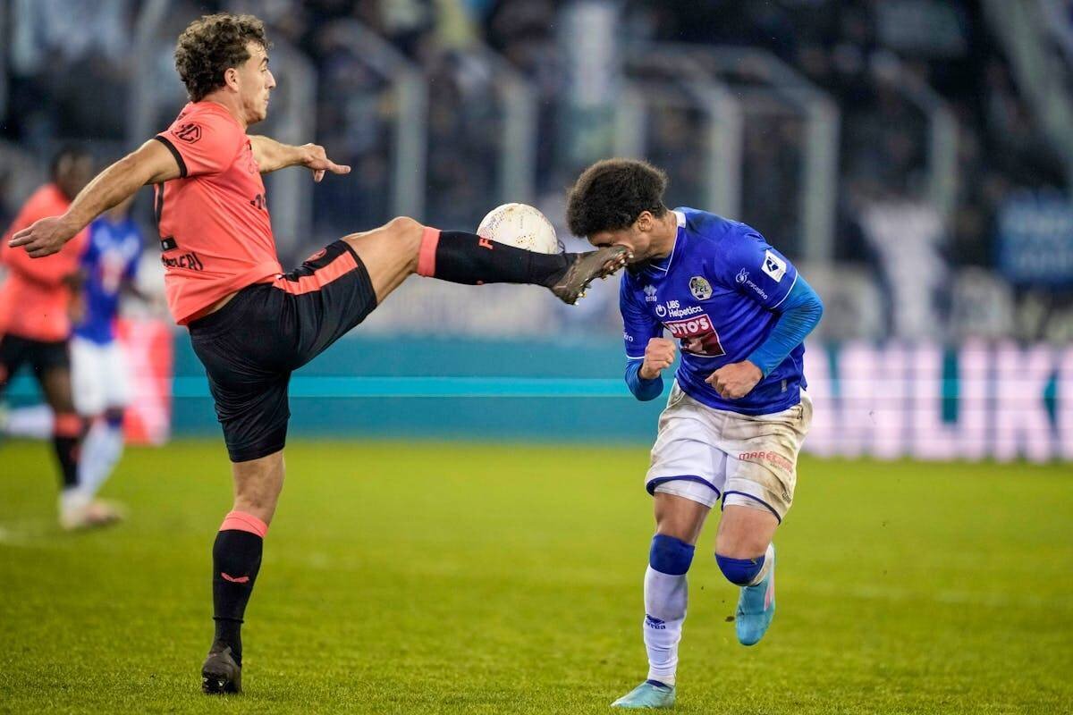 Lindrit Kamberi reçoit un carton rouge.