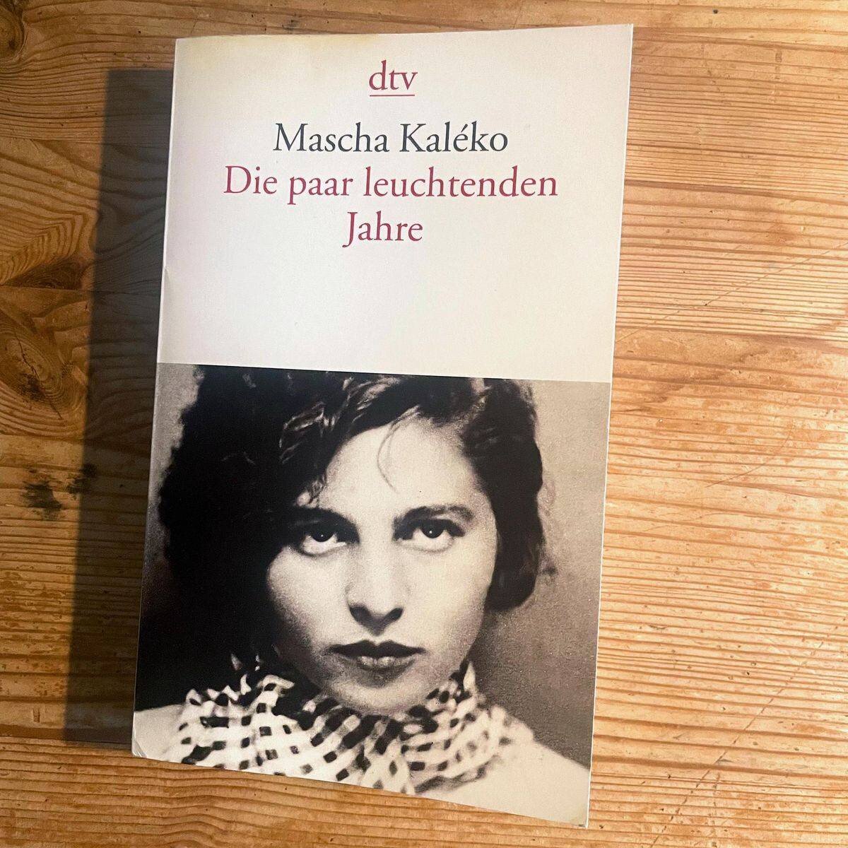 Buchcover de 'Die paar leuchtenden Jahre' von Mascha Kaléko, zeigt ein Porträt der Autorin.