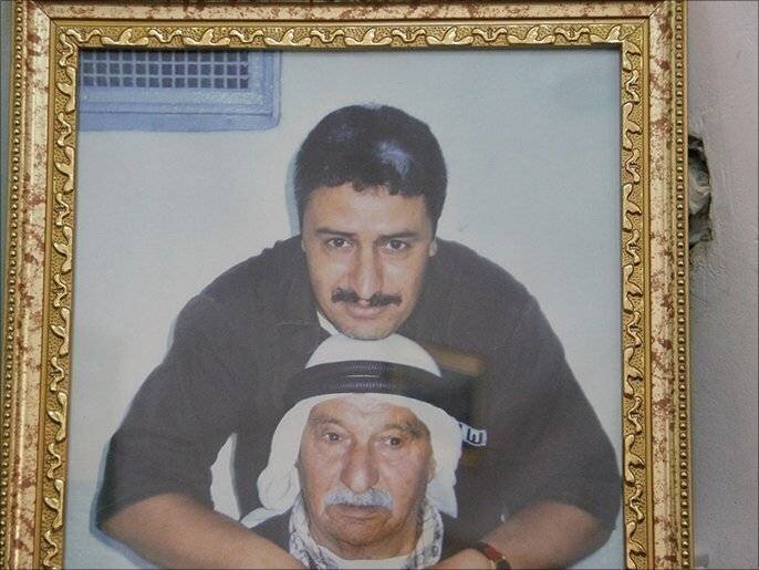 Photo de l'ancien prisonnier Mohamed Flena avec son père.