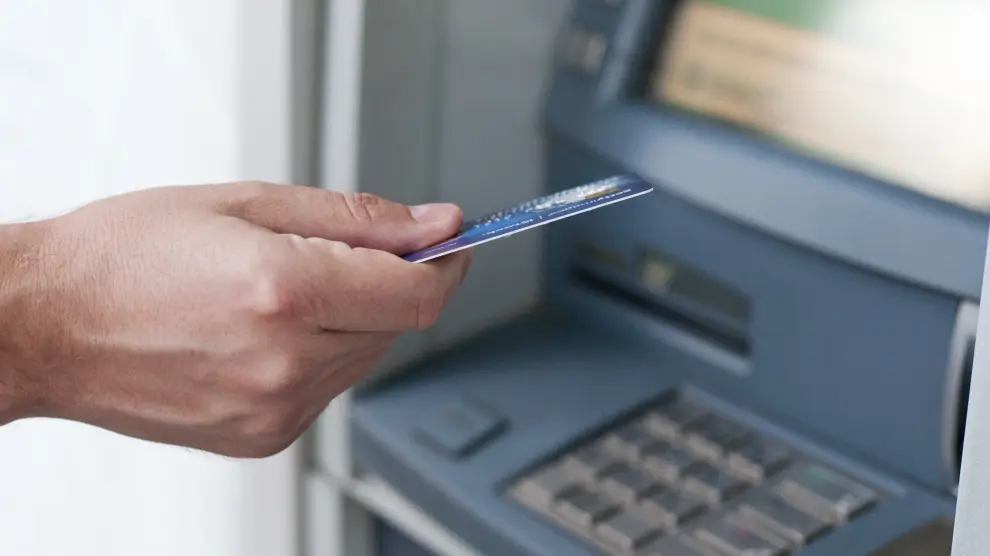 Seis de cada diez españoles valora cambiar de banco por las comisiones y la mala atención