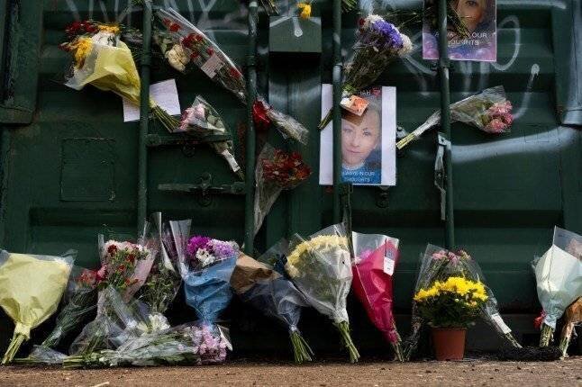 Hommages floraux sur le lieu où les restes de Sarah Mayhew ont été retrouvés.
