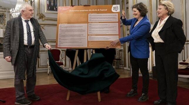 Le professeur Jean-Pierre Marguénaud dévoile le texte de la déclaration à l’hôtel de ville de Strasbourg, en présence de Jeanne Barseghian et Marie-Françoise Hamard, conseillère municipale déléguée aux animaux.