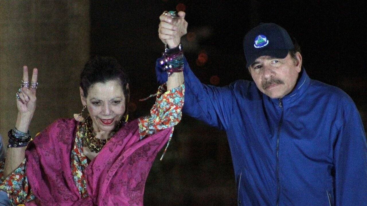 Le président du Nicaragua Daniel Ortega (d) et son épouse, la vice-présidente Rosario Murillo, à Managua, le 21 mars 2019.