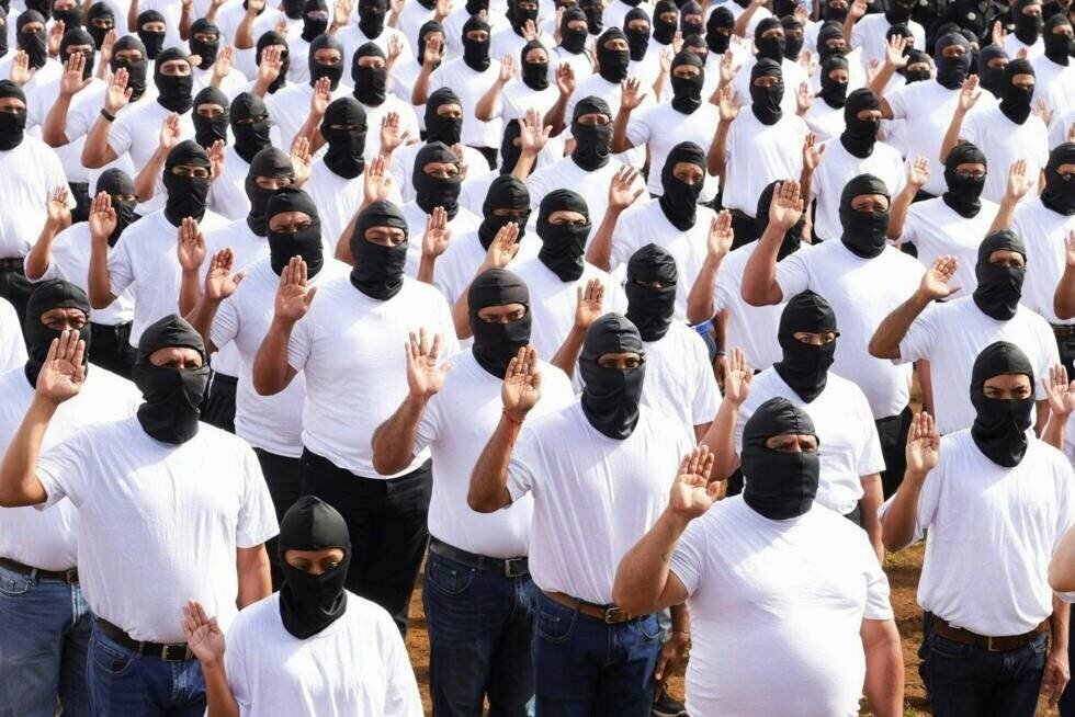 Photo diffusée par la présidence du Nicaragua montrant des policiers volontaires cagoulés lors d'une cérémonie de prestation de serment.