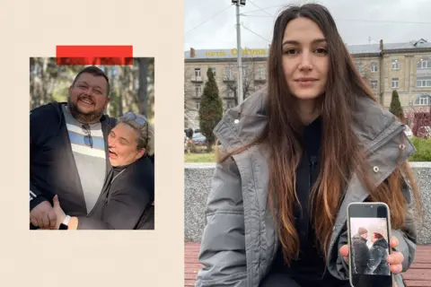 Lyudmila avec une photo de ses parents sur son téléphone