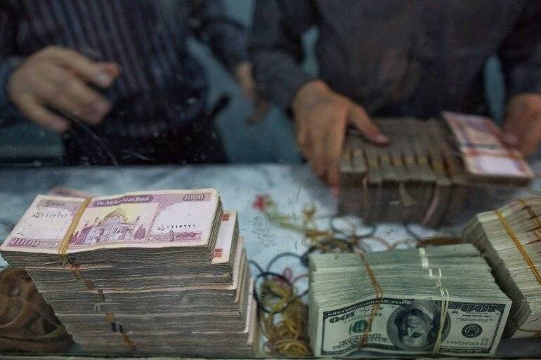 Travailleurs comptant des billets de banque à la Banque centrale d'Afghanistan.