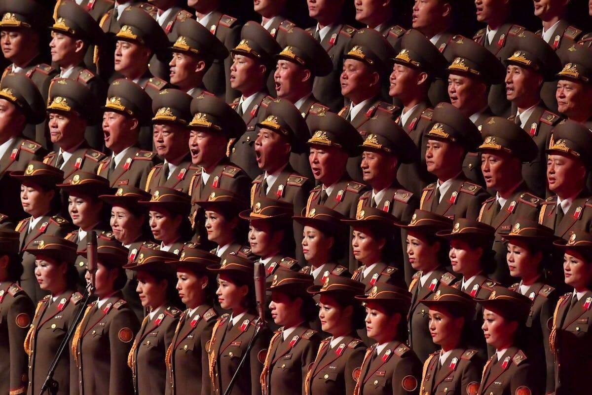 Soldats nord-coréens lors de la réception par le président russe Poutine à Pyongyang.