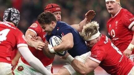 Le demi de mêlée Antoine Dupont au coeur de la défense galloise, lors du match du Tournoi des six nations entre la France et le pays de Galles, le 31 janvier 2025 au Stade de France.