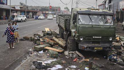 Des habitants passent à côté d'un camion militaire à Goma (RDC), le 31 janvier 2025. (TONY KARUMBA / AFP)