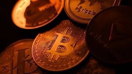 Des pièces représentant des cryptomonnaies. Image d'illustration. (JAKUB PORZYCKI / NURPHOTO)