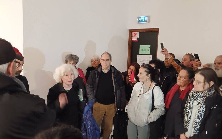 Nanterre (Hauts-de-Seine), vendredi 31 janvier. La présidente de l'association Euro Palestine, Olivia Zémor (à gauche), a pris la parole devant la centaine de personnes venues soutenir les deux militants.