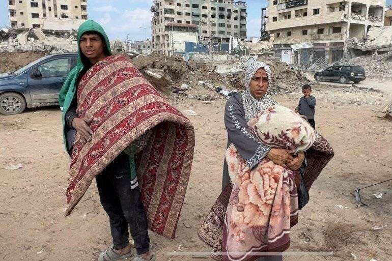 Moataz Hamam et sa mère sont revenus du sud sans abri (Al Jazeera)