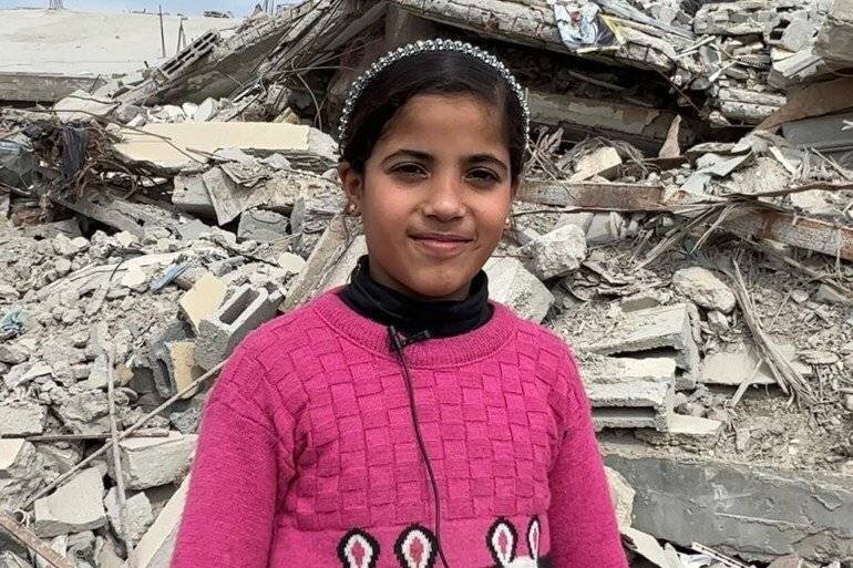 Lina Al-Suwafiri vit avec sa famille dans une tente près de leur maison détruite (Al Jazeera)