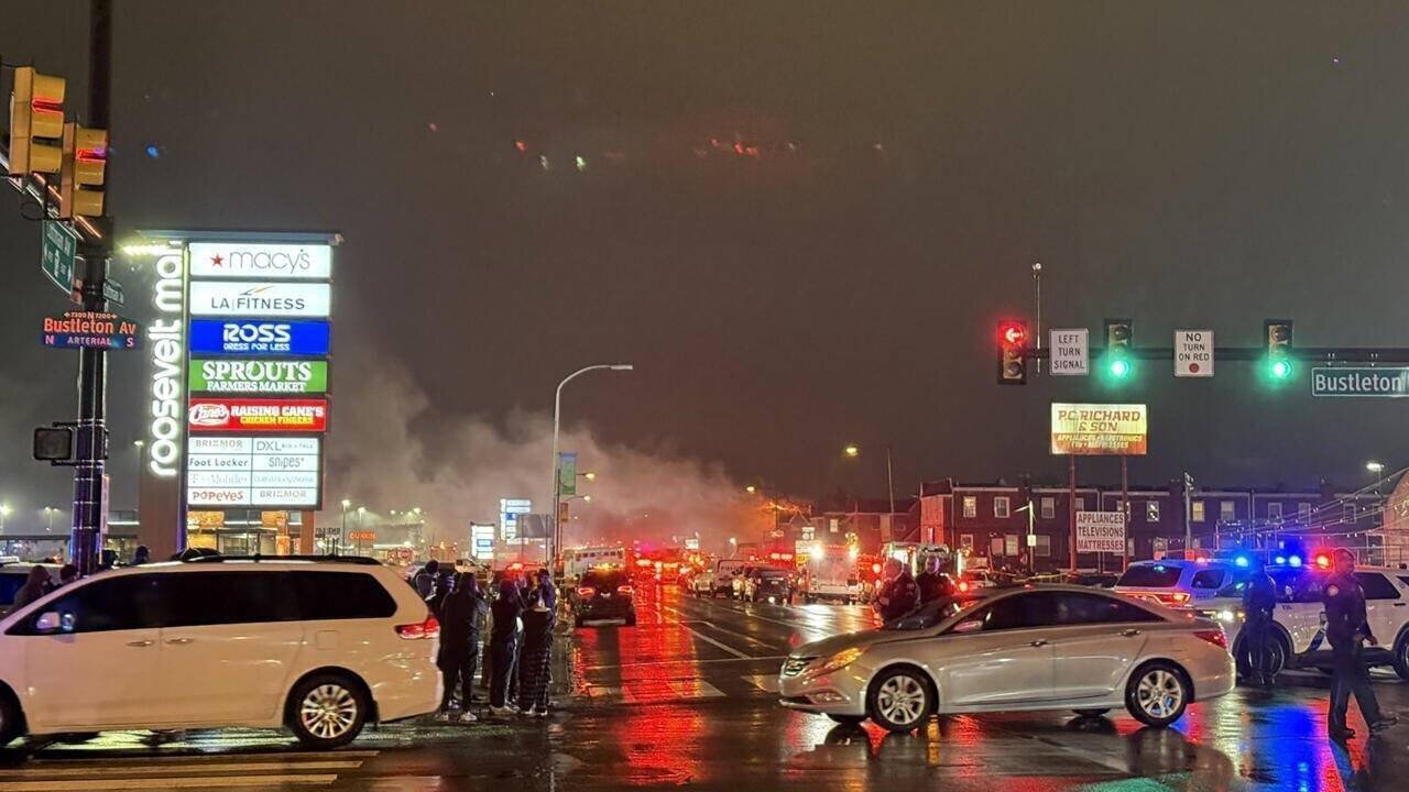 Après l'accident d'un petit avion à Philadelphie, avec une grande boule de feu dans un quartier du nord de la ville